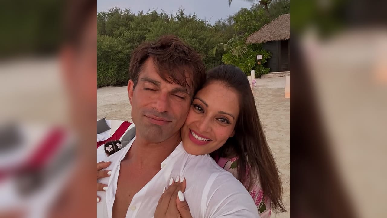 बिपाशाने आपला वाढदिवस कुटुंबासोबत अगदी खास पद्धतीने साजरा केला. यावेळी दोघेही समुद्रकिनारी रोमँटिक अंदाजामध्ये दिसले.  चाहत्यांची मने जिंकली आहेत.