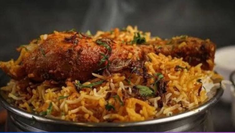 बिर्याणी हा भारतात सर्वाधिक आवडणाऱ्या पदार्थांपैकी एक आहे. आज भारतात बिर्याणीचे अनेक प्रकार आहेत. लोक आवडीने बिर्याणी खातात. परंतु खूपच कमी लोकांना बिर्याणीची निर्मिती कशी झाली? याची माहिती आहे.