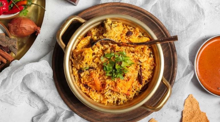 या शब्दाचा अर्थ तांदूळ असा होतो. बिर्याणी हा पदार्थ तयार करताना अगोदर तांदळाळा तुपात मिसळून तळले जायचे. त्यानमंतर मंद आचेवर मटणासोबत तांदळाला शिजवले जायचे. अनेक इतिहासकारांच्या मते बिर्याणी या खाद्यपदार्थाची उत्त्पत्ती ही फारशी पुलावापासून झालेली आहे. मुघल शासकांनी बिर्याणीला भारतात आणले असेही मानले जाते. 