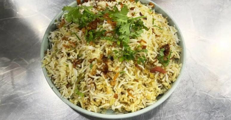 फारशी स्वयंपाकी भारतातील शाही स्वयंपाकघरात आले, त्यांनी भारतातील मसाल्यांच्या मदतीने बिर्याणीची निर्मिती केली. बिर्याणी या खाद्यपदार्थाच्या निर्मितीचा विषय निघाला की मुघल सम्राट शाहजहानची पत्नी मुमताज महलचा उल्लेख केला जातो. 