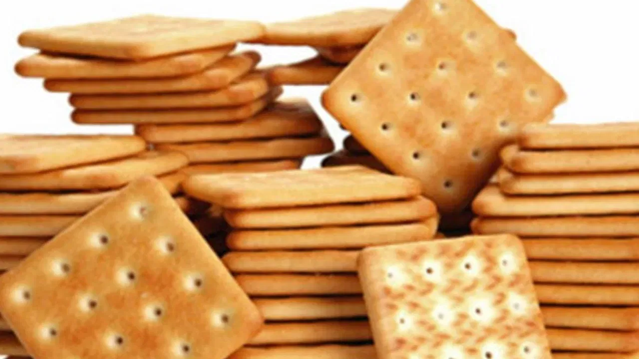 कुरकुरीतपणा टिकवण्यासाठी: नमकीन बिस्किटे कुरकुरीत असणे गरजेचे असते. छिद्रांमुळे बिस्किटांमधील ओलावा पूर्णपणे निघून जातो, ज्यामुळे ती जास्त वेळ क्रिस्पी आणि कुरकुरीत राहतात.