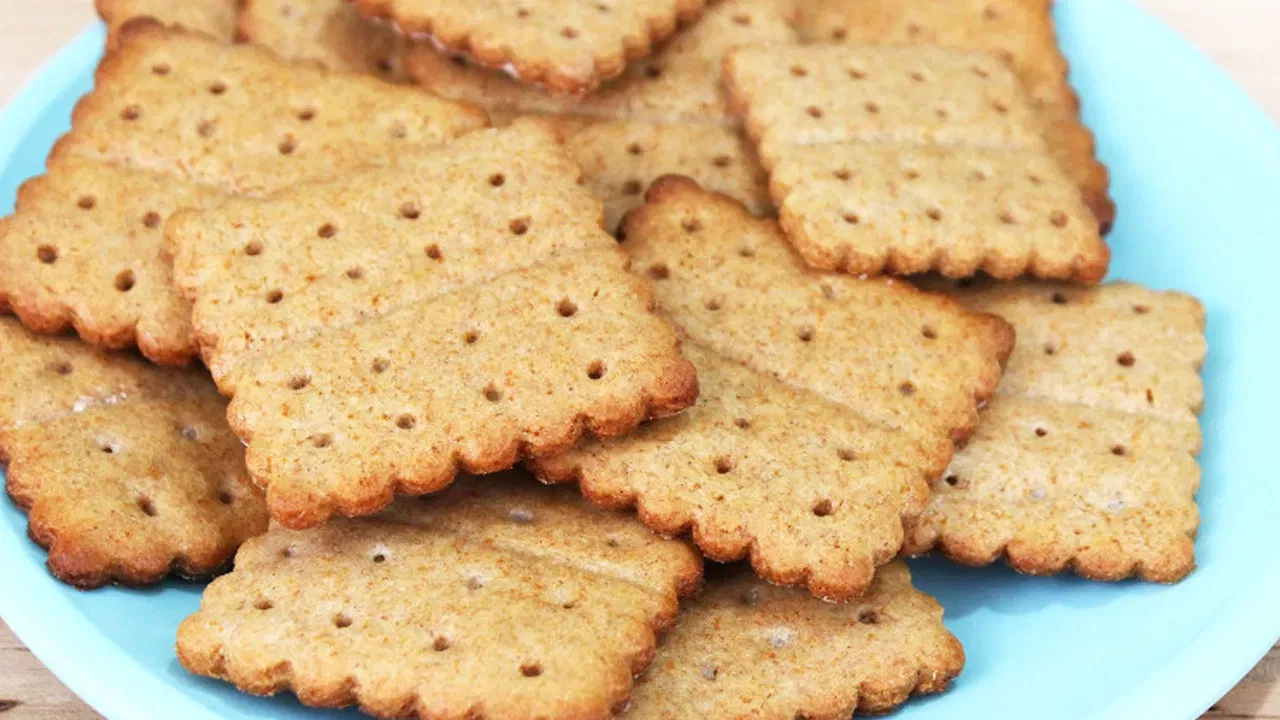 डॉकिंग होल्स : बिस्किटांवरील या छिद्रांना तांत्रिक भाषेत 'डॉकिंग होल्स' असे म्हटले जाते. यामुळे बिस्किटे व्यवस्थित भाजली जातात आणि त्यांना त्यांचा खरा आकार मिळतो.