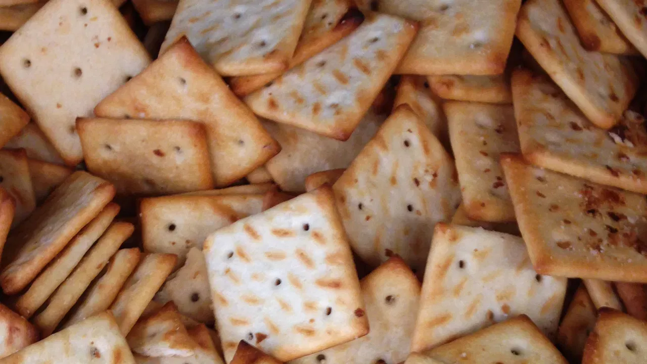 वाफ बाहेर जाण्यासाठी मार्ग: बिस्किटे जेव्हा ओव्हनमध्ये बेक केली जातात, तेव्हा त्यातील गरम हवा आणि वाफ बाहेर जाणे आवश्यक असते. जर ही वाफ बाहेर गेली नाही, तर बिस्किटे फुगू शकतात किंवा त्यांचा आकार बिघडू शकतो. छिद्रांमुळे ही वाफ सहज बाहेर पडते आणि बिस्किटे चपटी राहतात.