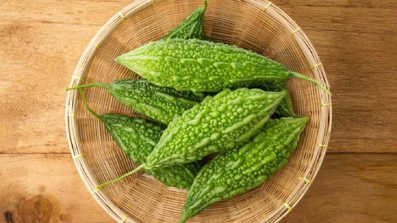 भारतीय चलनात रूपांतर - 11 जानेवारी 2026 च्या विनिमय दरानुसार (अंदाजे $1= ₹84-85), अमेरिकेत एक किलो कारल्यासाठी तुम्हाला सुमारे 370 ते 750 रुपये मोजावे लागू शकतात.