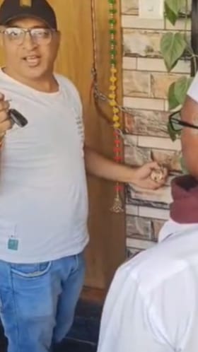 भाजपच्या बंडखोर उमेदवाराला कार्यकर्त्यांनी घरात कोंडले.