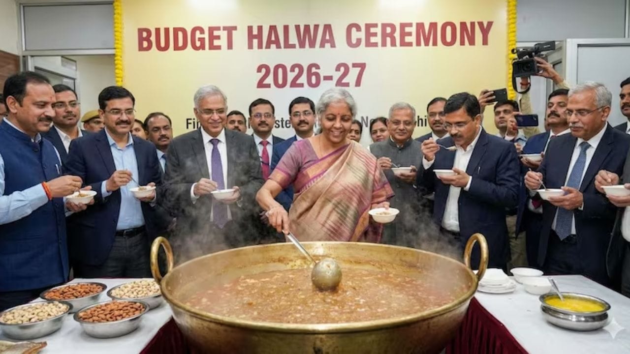 १० - रेल्वे बजेटची समाप्ती : आधी रेल्वे बजेट स्वतंत्रपणे सादर केले जायचे. ही परंपरा ९२ वर्षांपर्यंत सुरु होती. याची सुरुवात साल १९२४ मध्ये झाली होती. आणि २०१७ मध्ये यास समाप्त करुन सर्वसाधारण बजेटसोबत हे मर्ज करण्यात आले. तेव्हा तत्कालिन अर्थमंत्री अरुण जेटली यांनी रेल्वे बजेटला सर्वसाधारण बजेटमध्ये मर्ज केले होते.