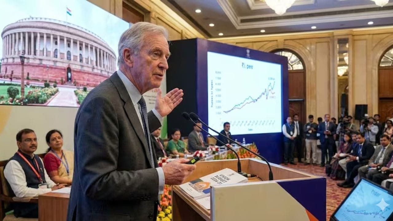 ७ - इंग्रज नागरिकाने सादर केले बजेट : भारताचे पहिले बजेट ७ एप्रिल, १८६० रोजी सादर केले गेले होते. तेव्हा इंग्रजांचे राज्य होते. याचा हेतू १८५७ च्या क्रांतीनंतर इंग्रजी खजाना वाढवणे होता. तेव्हा या बजेटला इस्ट इंडिया कंपनीच्या वतीने स्कॉटलँड यार्डचे नागरिक जेम्स विल्स यांनी सादर केले होते. यात भारतीय नागरिकांवर कर लावण्यात आला.