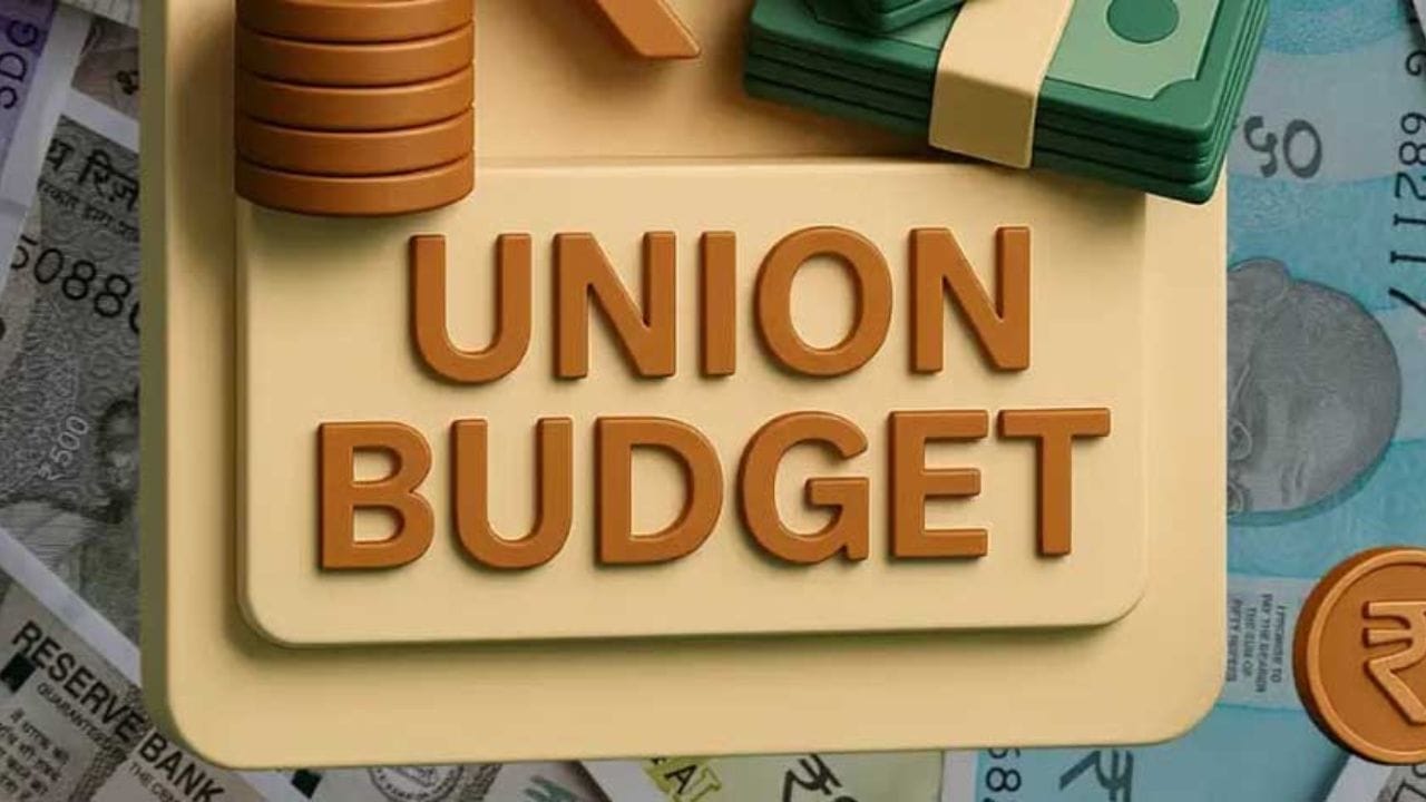 २ - बजेट बंकर परंपरा : साल १९५० च्या आधी बजेट राष्ट्रपती भवनात छापले जायचे. याच वर्षी बजेट लिक झाले. तेव्हापासून बजेटची प्रिटींग नॉर्थ ब्लॉकच्या एका बेसमेंटमध्ये एका गुप्त बंकरमध्ये होते. बजेटमध्ये सामील सुमारे १०० लोकांना ८ ते १० दिवस आधीच येथे लॉक इन केले जाते. त्यांच्याकडे मोबाईल, इंटरनेट किंवा बाहेरील कोणताही संपर्क नसतो.बजेट गुप्त ठेवण्यासाठी आजही हा पायंडा आहे.