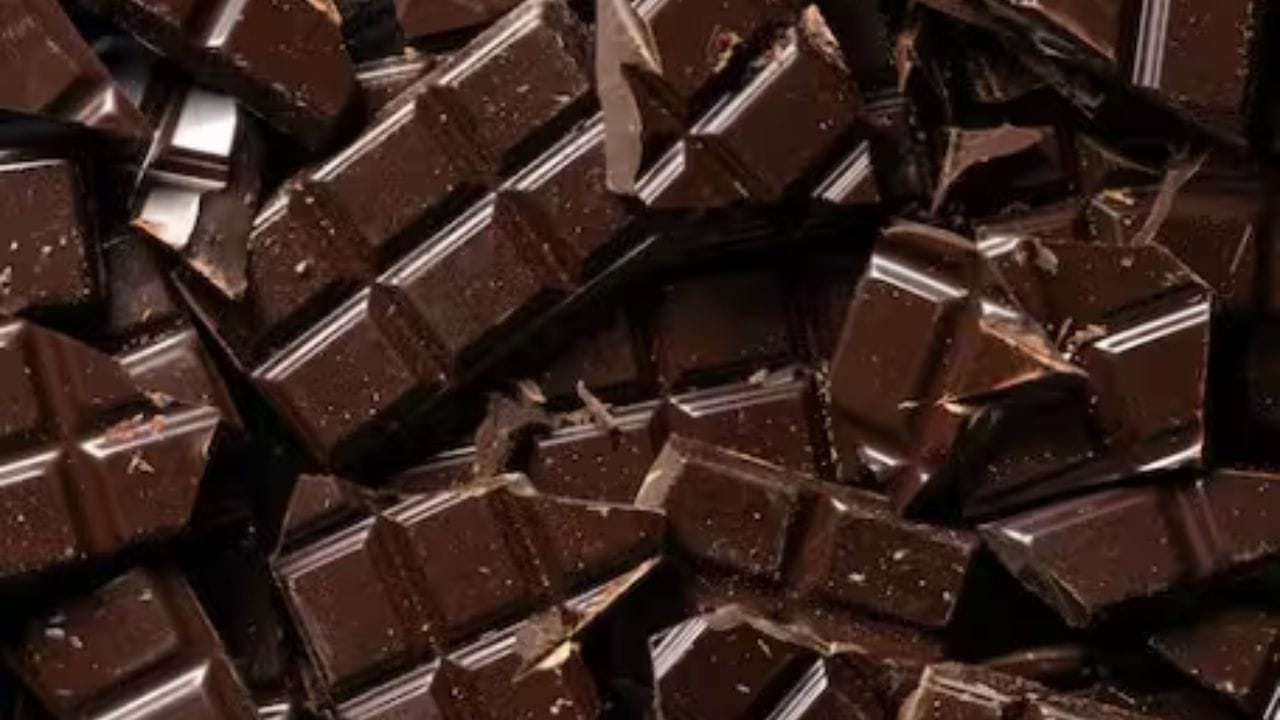 डार्क चॉकलेट: ७० %  किंवा जास्त कोको असणारे डार्क चॉकलेट्समध्ये फ्लेवोनॉयड्स असते. ज्यामुळे ब्लड सर्क्युलेशन चांगले होते. आणि त्यामुळे हृदयाला स्ट्रेसपासून वाचवते. 