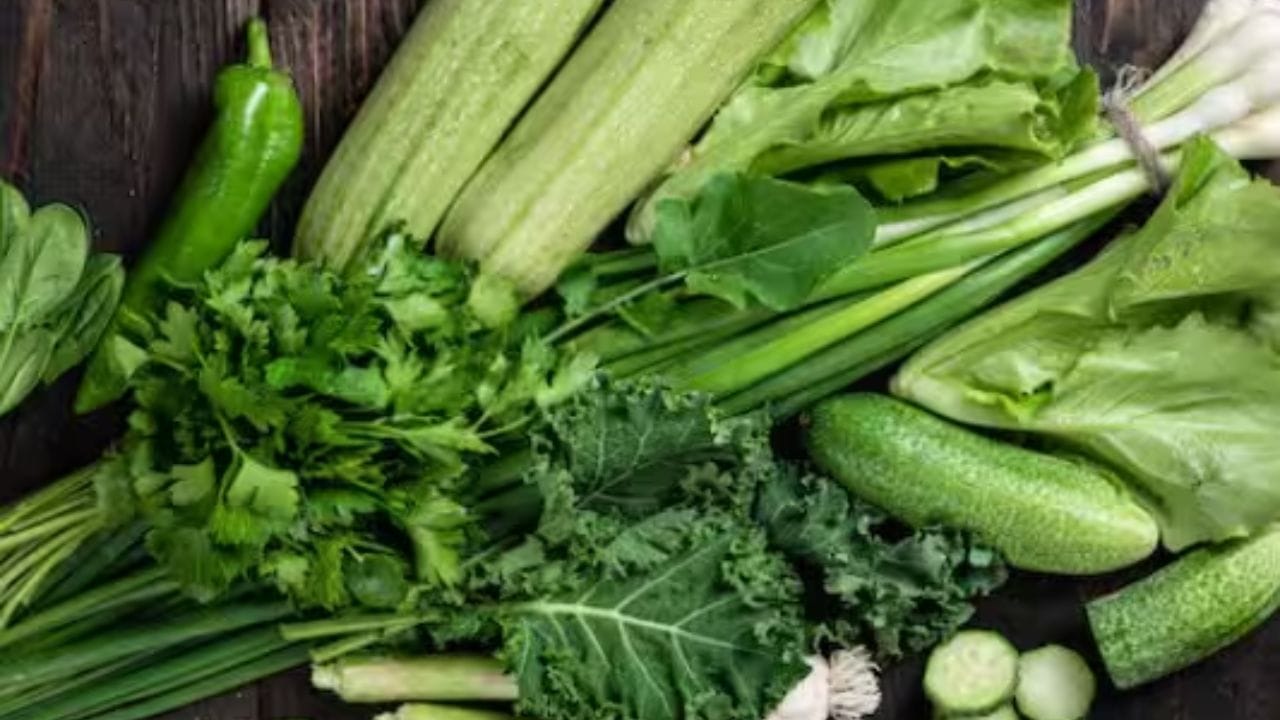 हिरव्या भाज्या : पालक, मेथी, राईच्या पानांच्या भाज्यात नायट्रेट्स असते. त्यामुळे ब्लड प्रेशर घटते आणि आर्टरिज लवचिकपणा देतात. 