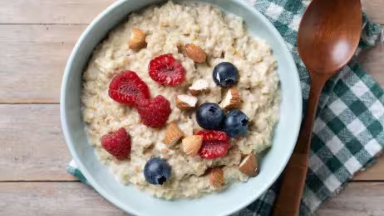 ओट्स: ओट्समध्ये विरघळणारा फायबर असतो, जो बॅड कोलेस्ट्रॉलला कमी करत असतो. हा आर्टरिजला ब्लॉक होण्यापासून वाचवतो आणि हृदयाचे आरोग्य चांगले राखतो. 