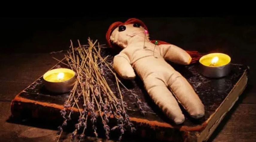 नजर लागू नये म्हणून अनेकजण वेगवेगळे उपाय करतात. परंतु तुमच्यावर खरंच कोणावर वाईट नजर पडू नये असे वाटत असेल तर खिशात फक्त या चार वस्तू ठेवाव्यात. या चार वस्तूंमुळे तुमच्यावर कोणाचीही वाईट नजर पडणार नाही. या चार वस्तू कोणत्या आहेत, ते जाणून घेऊ या....