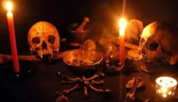 प्रत्येक व्यक्तीला आपले तसेच आपल्या कुटुंबाचे आयुष्य सुखात असावे असे वाटते. घरात सुख तसेच शांती नांदावी यासाठी अनेकजण वेगवेगळे उपाय करतात. परंतु लोकांची वाईट नजर लागली की नकारात्मक उर्जा येते आणि वाईट काळ सुरू होतो, असे म्हटले जाते. 