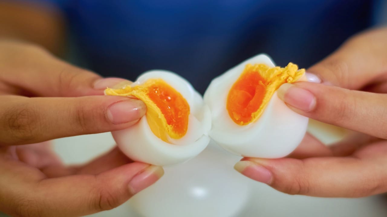 जर तुम्हाला सोललेली अंडी ठेवायचीच असतील, तर ती हवाबंद डब्यात ओल्या कापडाखाली किंवा थंड पाण्यात बुडवून ठेवावीत. यामुळे तुम्ही अंड्यांमधील पोषक तत्वांचा पूर्ण लाभ घेऊ शकता.