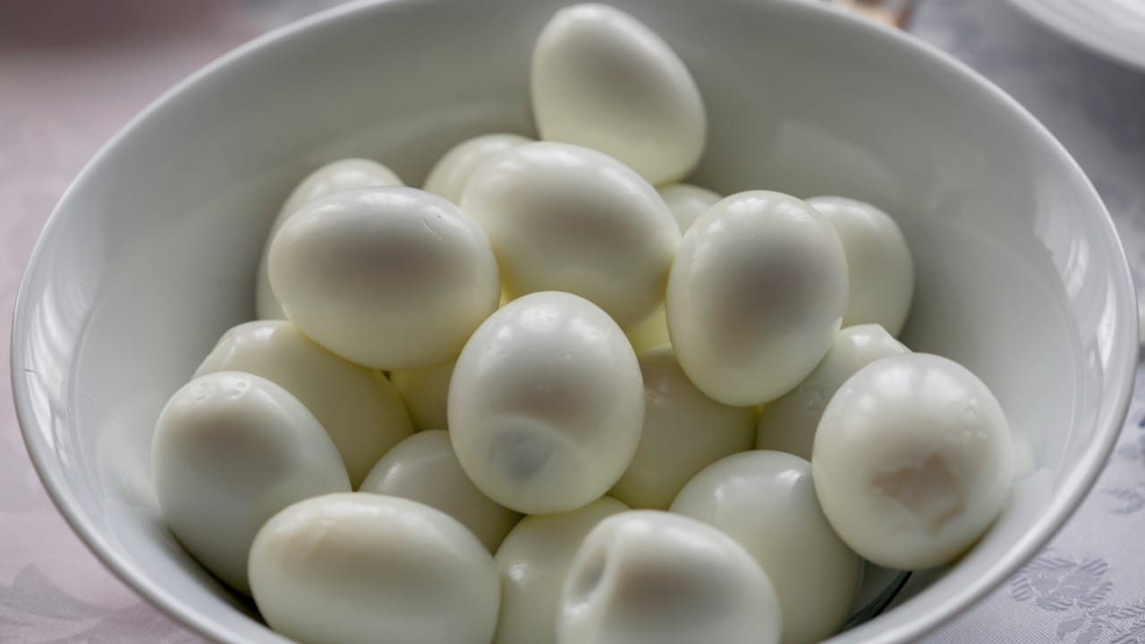 मात्र, उकडलेली अंडी किती काळ खाण्यायोग्य राहतात आणि ती साठवण्याची योग्य पद्धत काय आहे, हे जाणून घेणे आरोग्याच्या दृष्टीने अत्यंत महत्त्वाचे आहे.