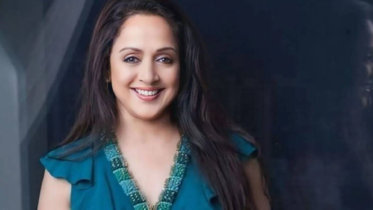 हेमा मालिनी या चेन्नई आणि दिल्लीमध्ये लहानाच्या मोठ्या झाल्या. त्यांना हिरवळ असलेल्या बंगल्यात रहायला आवडायचं. पण मुंबईत आल्यानंतर त्यांनी फ्लॅटमध्ये रहायची सवय लावून घेतली. एकदा त्यांच्या वडिलांनी त्यांना दक्षिण मुंबईतील वाळकेश्वर येथे यायला सांगितलं.