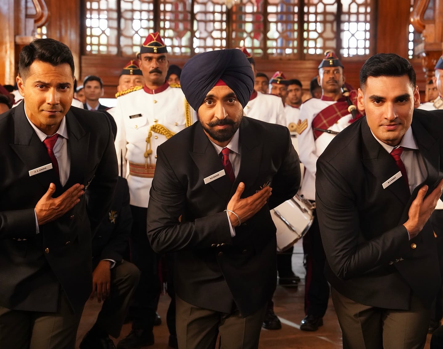 बॉर्डरच्या पहिल्या भागात सुनील शेट्टीने सनी देओलसोबत काम केलं होतं. आता बॉर्डरमध्य सनी देओलसोबत सुनील शेट्टीचा मुलगा अहान शेट्टी आहे. वरुण धवन, दिलजीत दोसांझ यांच्या सुद्धा या चित्रपटात प्रमुख भूमिका आहेत. 