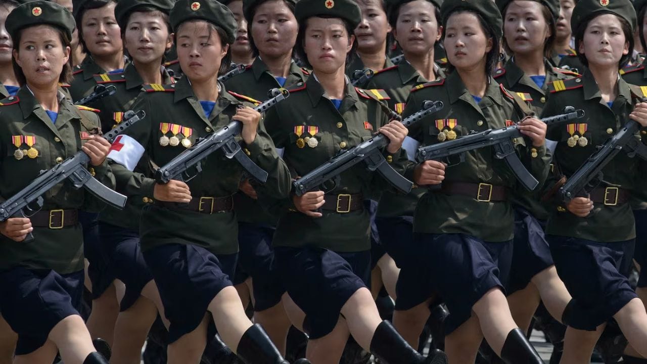 साऊथ कोरियात नागरिकांना सैन्यात भरती होणे बंधनकारक असते. येथे तरुणांना १८ ते २१ महिन्यांसाछी सैन्याचा भाग व्हावे लागते. सैन्यांच्या प्रकारानसुार येथे काम करण्याचा अवधी वेगवेगळा असतो. उदा. पायदळसाठी किमान १८ महिने, नौदलाला किमान २० महिने आणि वायूसेनेसाठी २१ महिने असतो