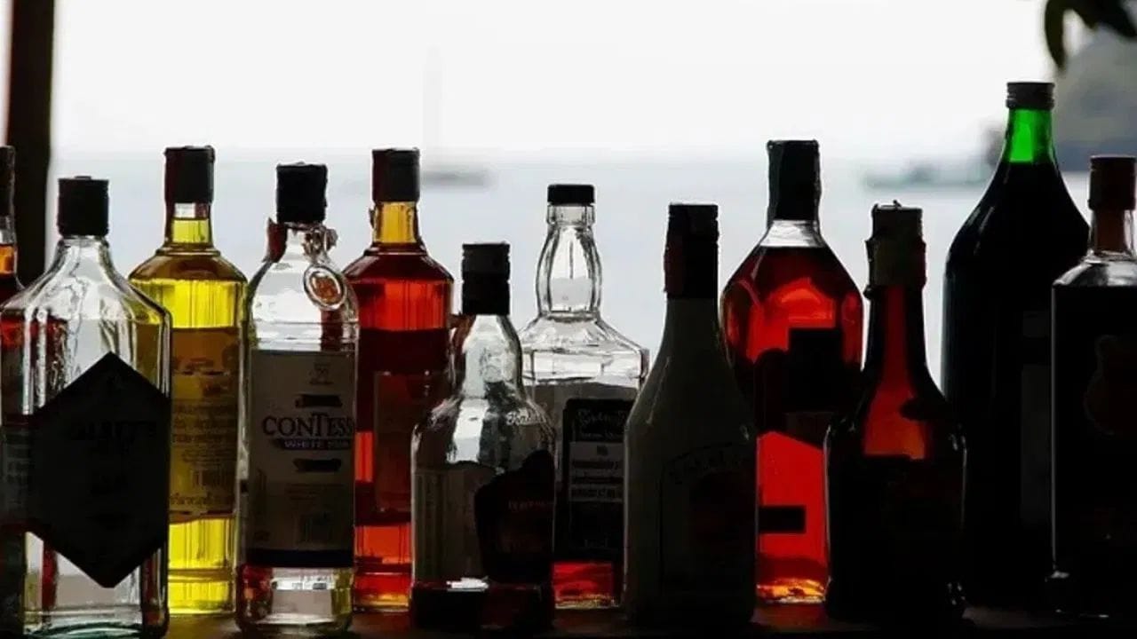  दारु प्यायल्यानंतर तोंडाला दुर्गंध काय येतो ? यामागे नेमकी कोणती कारणे जबाबदार असतात. यामागे काय नेमके विज्ञान असते. जाणून घेऊयात..