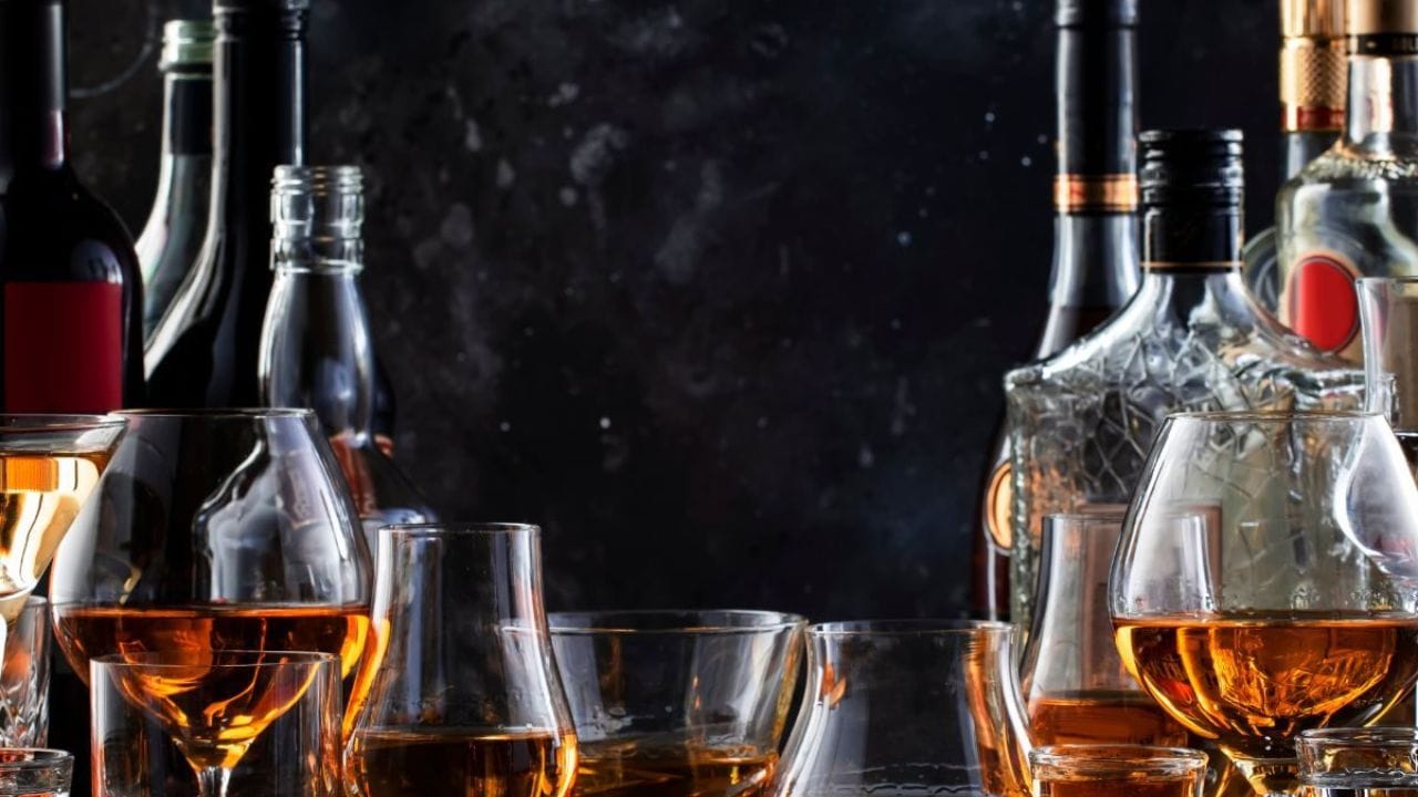  दारु प्यायल्यानंतर तोंडाला दुर्गंधी येणे कॉमन गोष्ट आहे. हा दुर्गंध इतका जास्त असतो की आजूबाजूच्या लोकांना कळते की तुम्ही दारु प्यायलेला आहात.