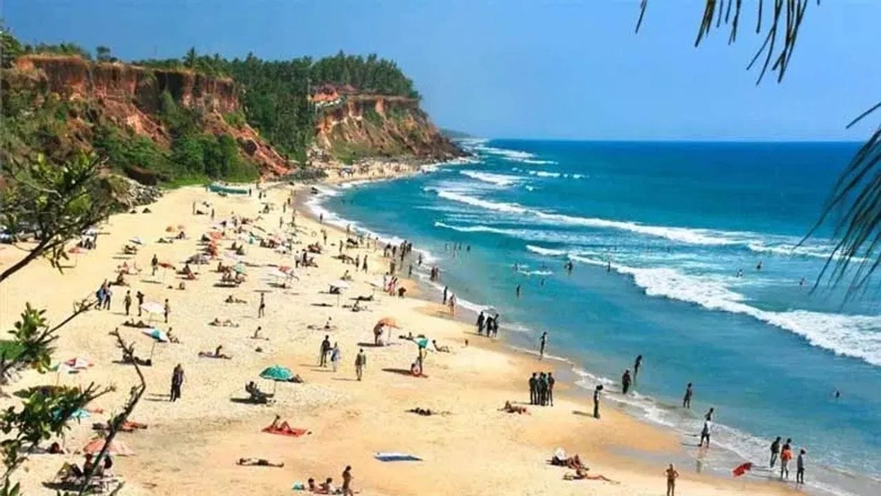 ओम बिच, कर्नाटक - गोकर्णपासून जवळ असलेला हा ओम बिच नावाप्रमाणेच त्याच्या स्पिरिच्युअल वाईब आणि नैसर्गिक सौदर्यसाठी ओळखला जातो. उंचावरून हा बिच ओम अक्षराप्रमाणे दिसतो. त्यामुळे त्याला हे नाव पडले.येथील नीरव शांतता, तुरळक गर्दी, खूपच आयसोलेटेड नसलेला बिच तुमचे मन मोहून टाकेल. आरामात निवांतपणे निसर्गाचा आस्वाद घेणाऱ्यांसाठी जंटल वेव्ह्स, बेसिक कॅफे आणि सनराईज-सनसेट व्यूज् पसंद पडतील.