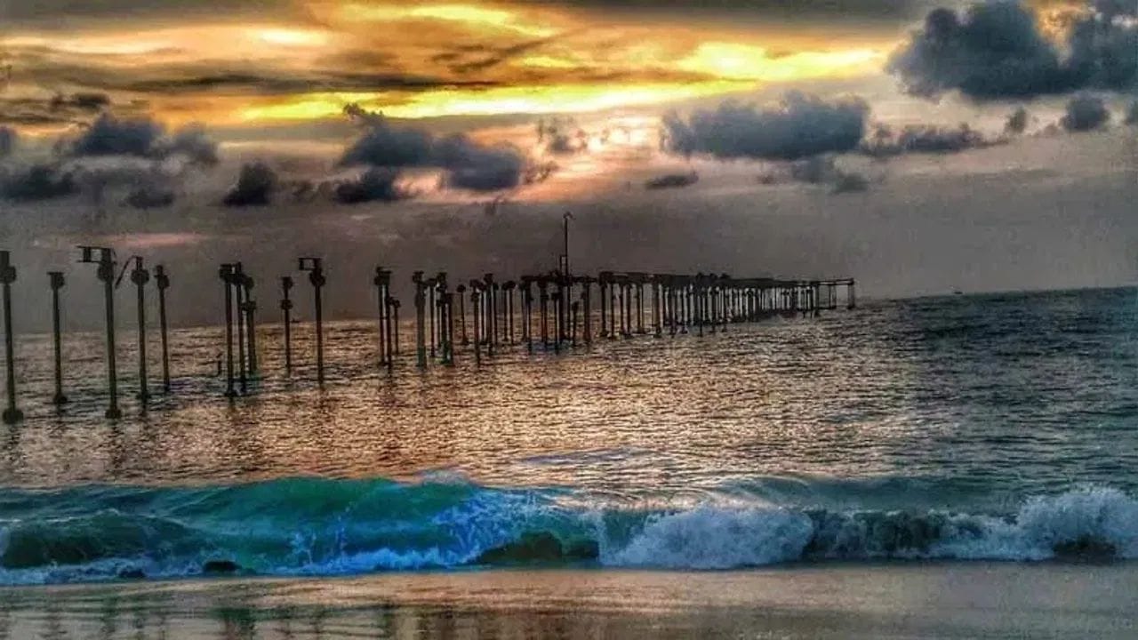 मिनिकॉय बिच,लक्षद्वीप - मिनिकॉय बेट मुख्य भारतीय भूमीपासून एकदम वेगळाच अनुभव देते.टरक्वॉईज वॉटर,कोरल रिफ्स आणि समुद्र बेटांतील शांत दैनंदिन जीवन या बिचची ओळख आहे.येथील पर्यटन मर्यादित आहे.त्यामुळे लोकल कल्चर आणि नैसर्गिक सौदर्य कायम आहे.स्नॉर्कलिंग, बिच वॉक्स आणि मच्छीमारांची छोटी खेडी पाहणे येथील मुख्य एट्रॅक्शन आहे.