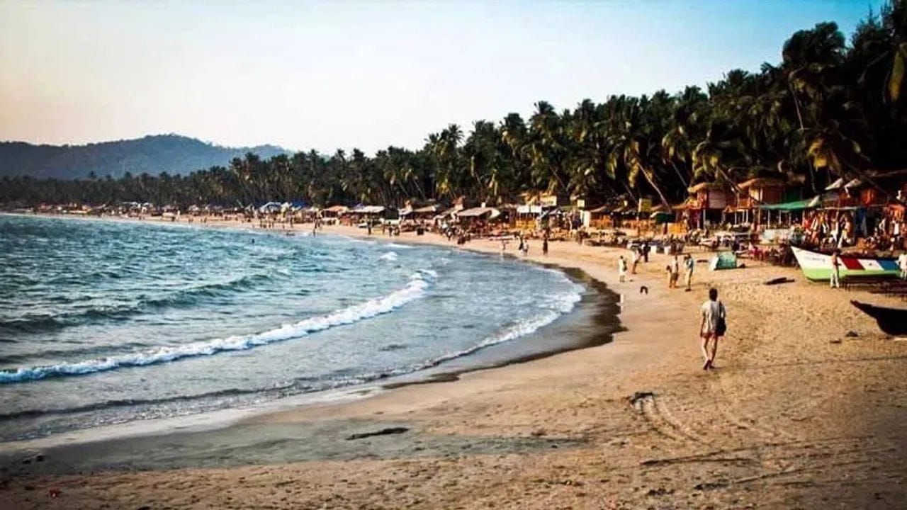 पॅराडाईस बिच, पुदुचेरी - पॅराडाईस बिच पुदुचेरी शहराच्या जवळ असूनही हा गर्दीपासून दूर आहे. कारण येथे पोहचण्यासाठी बोट राईडने पोहचावे लागते.येथील नरम मुलायम वाळू, मोकळी जागा, सागराची गाज तुमचे मनमोहन टाकेल. येथे कायमस्वरुपाची दुकाने वा जास्त गर्दी नाही.त्यामुळे वातावरणात एकदम नैसर्गिक शांतता आहे. येथील सुर्योदय आणि सूर्यास्त सर्वात सुंदर दिसतो.