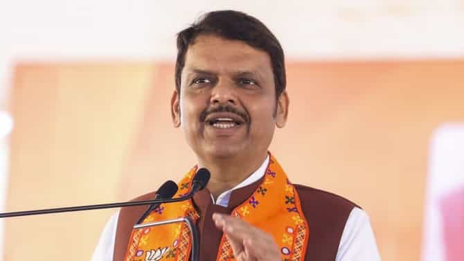 धारावी कोणा खासगी व्यक्तीला दिलेली नाही.. काय म्हणाले देवेंद्र फडणवीस ?