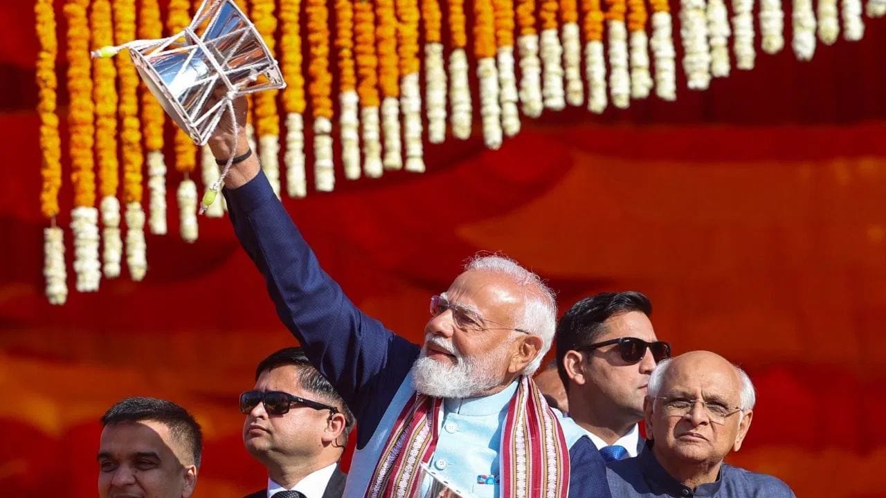 तरुण पुजारी ज्यांना ‘ऋषी कुमार’ म्हटले जाते त्यांनी पंतप्रधान नरेंद्र मोदी यांच्या सोबत चालत भगवान शंकराचे वाद्य ‘डमरू’ वाजवत मिरवणूक काढली. त्यावेळी  पीएम मोदी यांनी स्वयंसेवकाकडून डमरु घेत आपल्या वाहनात उभे राहून डमरु वाजवत सोमनाथाची आराधना केली. 