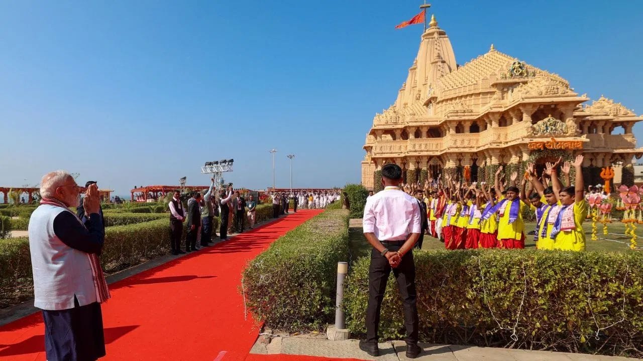 पीएम मोदी सोमनाथ मंदिरात पोहचले आणि त्यांनी शिवशंकराचे दर्शन घेत त्यांना नमन केले. पंतप्रधान नरेंद्र मोदी यांनी सोमनाथ मंदिराचा इतिहास विनाश आणि पराजयाचा नाही तर विजय आणि पुनर्निमाणाची गाथा आहे. 