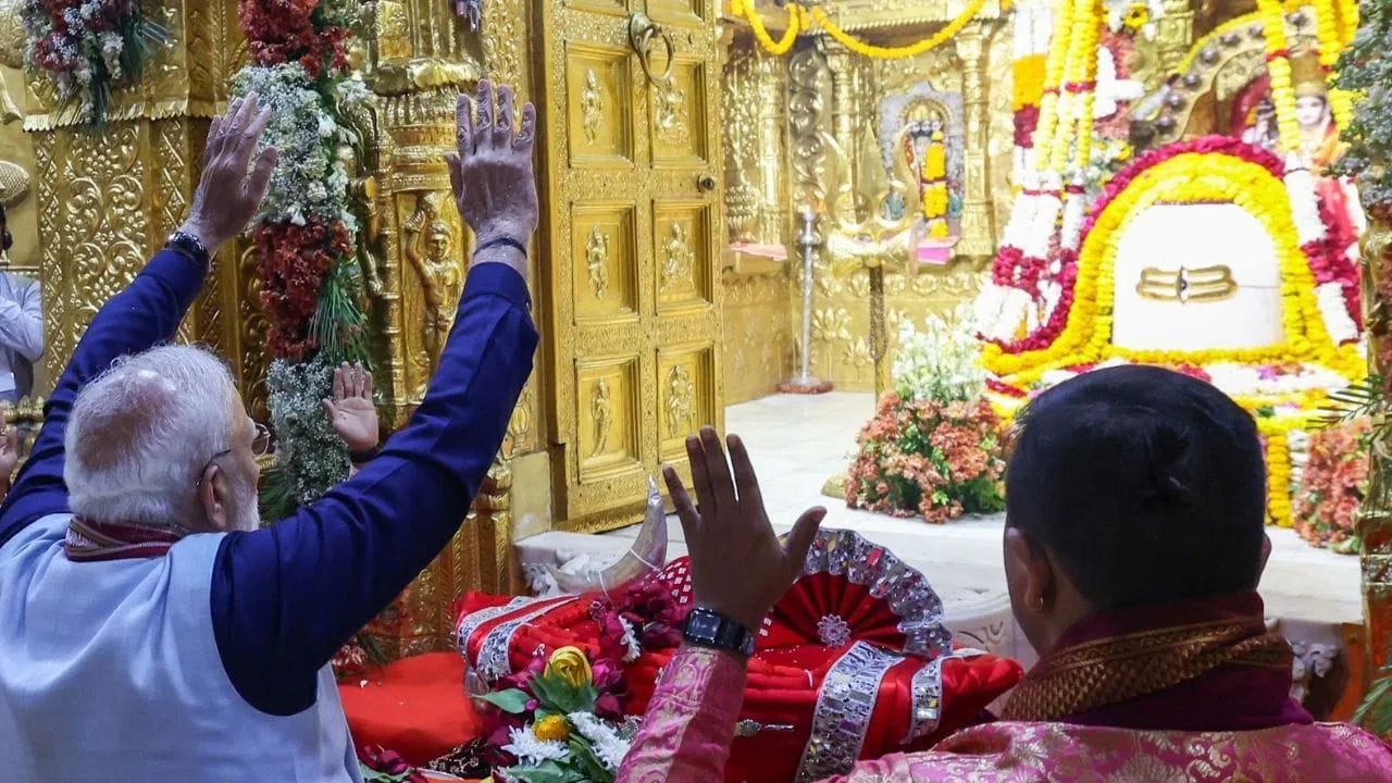 पंतप्रधान मोदी यांनी सोमनाथ मंदिरात पूजा केली आणि शिवलिंगावर जलाभिषेक केला. पीएम मोदी यांनी ज्योतिर्लिंग फूल अर्पित केले आणि पंचामृताने अभिषेक केला. पीएम मोदी यांनी मंदिरात सुमारे ३० मिनिटे पूजा आणि आराधना केली.