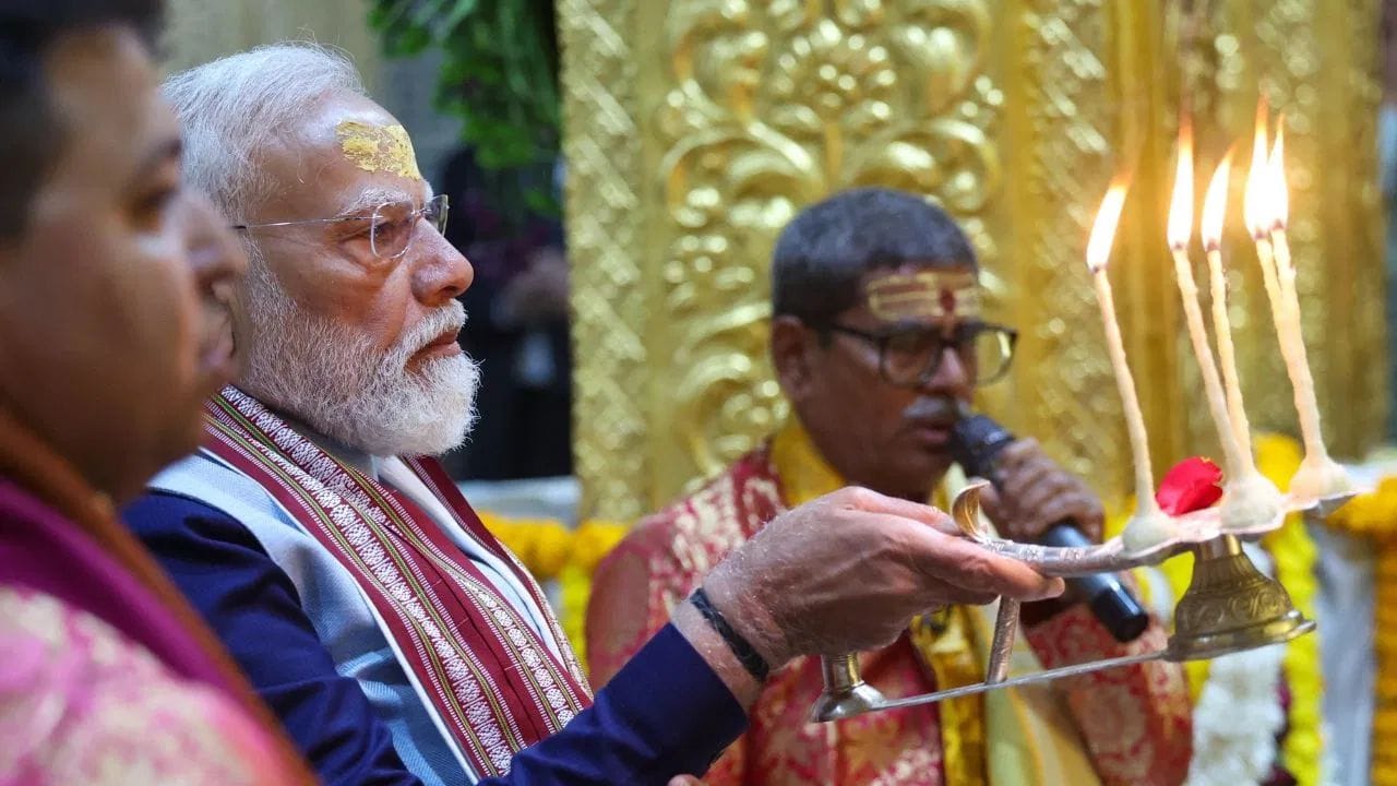 सोमनाथ मंदिरात पीएम मोदी यांच्या उपस्थितीत पूजारी आणि स्थानिक कलाकारांची भेट घेतली. या प्रसंगी पीएम मोदी यांनी ढोल  (चेंदा वाद्य यंत्र) देखील वाजवला.  