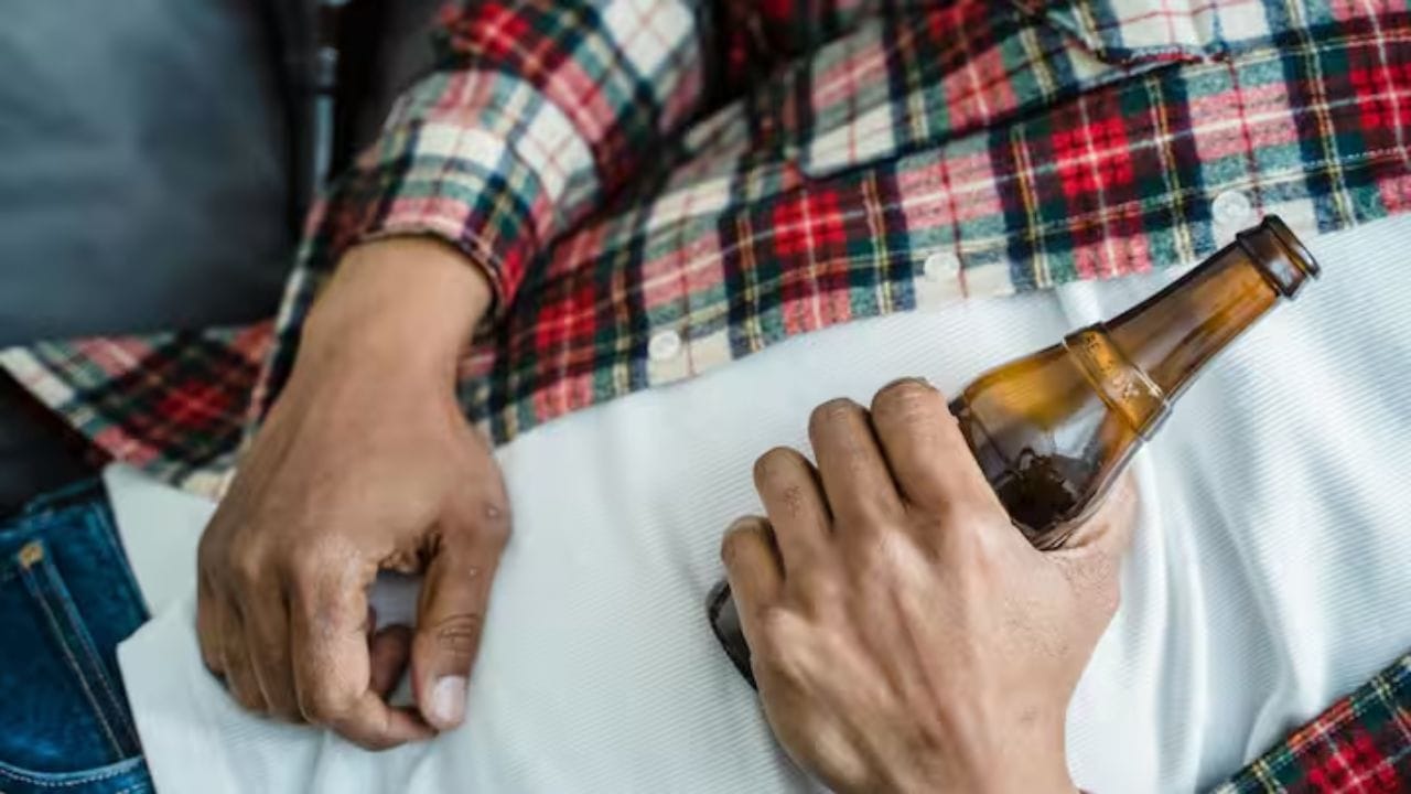   दारु तोंडातील बॅक्टेरियाला मारते. ज्यामुळे तोंड सुखते. बॅक्टीरिया दारुतील उरलेल्या केमिकलचे विघटन करुन गॅस बनवते, यामुळे दुर्गंधी तयार होते.यास अल्कोहोलिक ब्रेथ म्हणतात.