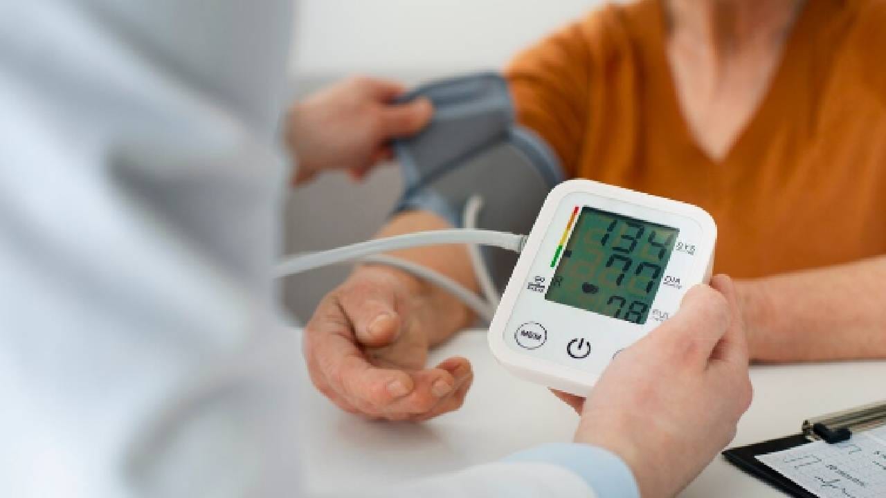 आजकाल, उच्च रक्तदाबाचे (High Blood Pressure) रुग्ण झपाट्याने वाढत आहेत, विशेषतः तरुणांमध्ये हाय बीपीचा त्रास खूप वाढताना दिसत आहे. उच्च रक्तदाब हा काही अचानक उद्भवत नाही, पण रोजच्या आयुष्य़ातीस आपल्या काही सवयींमुळे हळूहळू हा त्रास होऊन परिणाम दिसू लागतो.  खरं तर, झोप, ताणतणाव, आहार आणि जीवनशैलीशी संबंधित छोट्या चुका झाल्यानेत कालांतराने रक्तदाब वाढू शकतो. रोजच्या आयुष्यातील अशा चुका कोणत्या ज्यामुळे वाढतो रक्तदाब ते एक्स्पर्टनी सांगितलं आहे.  चला जाणून घेऊ...