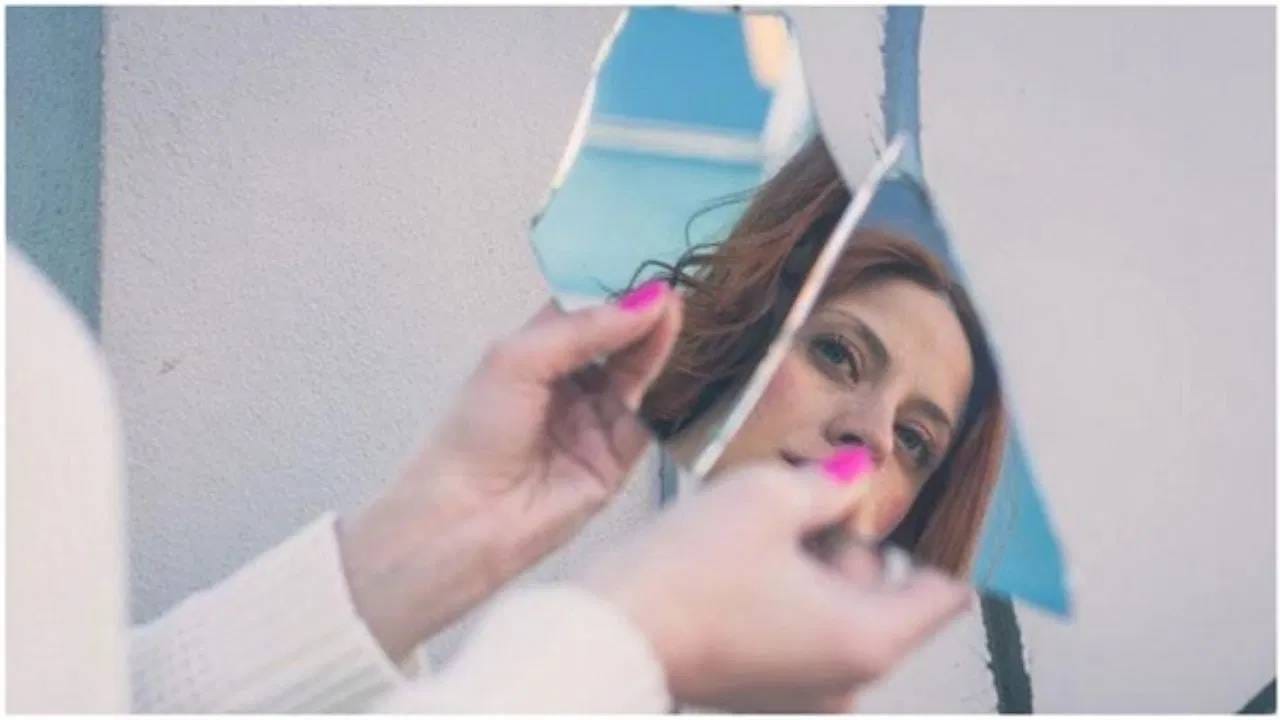 तुटलेला आरसा : सकाळी उठून तयार होत असताना आणि बाहेर पडताना तुटलेला आरसा पाहणे टाळावे. असे करणे अशुभ मानले जाते आणि तुमची कामं खराब होऊ शकतात.