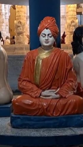 बुलढाण्यात हिवरा आश्रम येथे स्वामी विवेकानंद यांच्या जन्मोत्सवानिमित्त भव्य यात्रा महोत्सवाचे आयोजन.