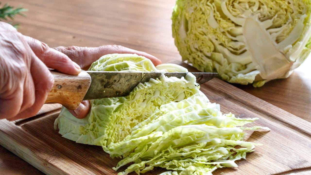 कोबीमध्ये रक्तातील साखर कमी करण्याचे गुणधर्म असतात. जे लोक मधुमेहासाठी आधीच औषधे घेत आहेत, त्यांनी कोबीचे अतिसेवन केल्यास त्यांची शुगर लेव्हल (Hypoglycemia) अचानक खूप कमी होऊ शकते.