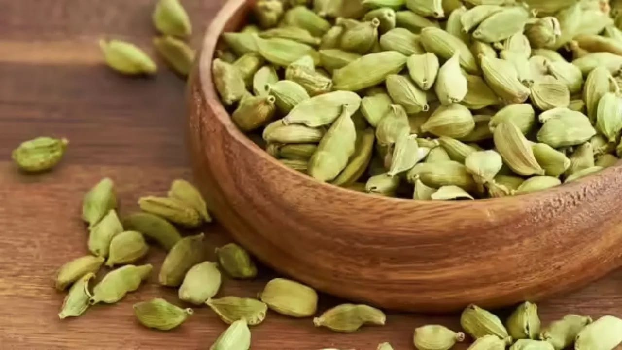 वास्तुशास्त्रानुसार, वेलची पर्समध्ये ठेवावी असे म्हटले जाते. त्याचे काय फायदे आहेत. ते जाणून घ्या. वेलची खर्चावर पूर्ण नियंत्रण ठेवण्यास मदत करते. खरं तर, वेलचीपासून निघणारा सुगंध आपल्याकडे सकारात्मक ऊर्जा आकर्षित करतो, ज्यामुळे जीवनात पैशाचा प्रवाह सुधारतो.