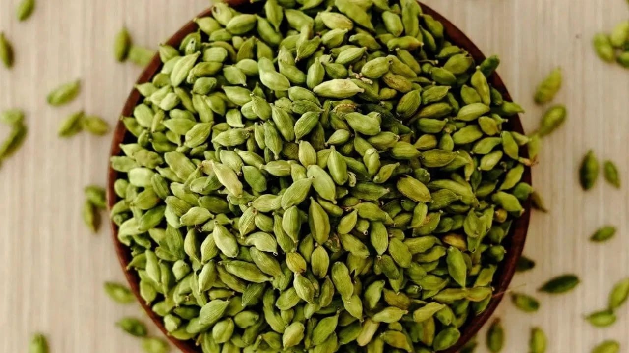 मान्यतेनुसार, वेलची संपत्ती आकर्षित करते. जर तुम्हाला व्यवसायात नफा होत नसेल, तर तुमच्या पर्समध्ये वेलची ठेवा आणि तुम्हाला संपत्ती मिळेल. जर तुम्हाला वारंवार वाईट नजरेचा त्रास होत असेल, तर तुम्ही तुमच्या पर्समध्ये एक वेलची ठेवावी. तुमच्या पर्समध्ये एक वेलची ठेवल्याने वाईट नजर दूर राहते. ती वाईट नजरेपासून तुमचे रक्षण करते.