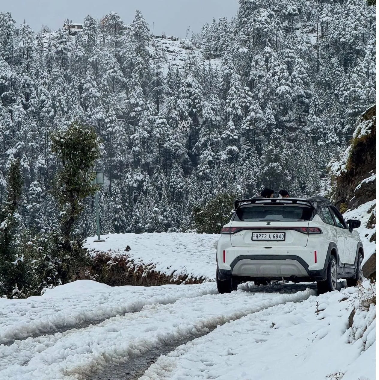 चंबा हिवाळ्यात पोस्टकार्ड सारखे सुंदर दिसते. येथे प्राचीन मंदिर वास्तूकला आणि पारंपारिक हिमाचल घरे बर्फाच्या दुलई खाली लपली आहेत, त्यामुळे ती जास्तच मनमोहक दिसत आहेत. गर्दीपासून वेगळे असलेले चंबा शांतता आणि नैसर्गिक सौदर्यासाठी प्रसिद्ध आहे.(Credit: instayati/Instagram)