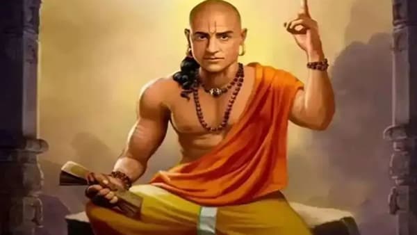 Chanakya Niti : चाणक्यांच्या फक्त या 5 गोष्टी लक्षात ठेवा, शत्रू कसाही असू द्या, शरण येणारच…