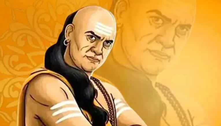 आचार्य चाणक्य हे मोठे अर्थतज्ज्ञ होते. त्यांना राजकारणाविषयीही खूप ज्ञान होते. रोजच्या जगण्यात कोणते नियम पाळले पाहिजेत, याविषयही त्यांनी अनेक मोलाचे सल्ले दिलेले आहेत. त्यांनी स्त्रीच्या काही चांगल्या गुणांचे वर्णन केलेले आहे. तुमच्या आयुष्यात अशी स्त्री आली तर ती घराला स्वर्गासारखं ठेवते, असे चाणक्यनीतीमध्ये सांगितलेले आहे.