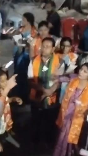 प्रचारासाठी आलेल्या उमेदवाराला मतदारांनी विचारला जाब