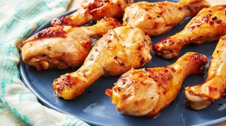 परंतु चिकन म्हणजेच कोंबडीचे मांस खाणाऱ्यांची संख्या जगभरात जास्त आहे. लोक चिकनचे वेगवेगळे प्रकार मोठ्या आवडीने खातात. यात बिर्याणी, चिकन टिक्का, चिकन फ्राय असे वेगवेगळे प्रकार तर फारच प्रसिद्ध आहे.