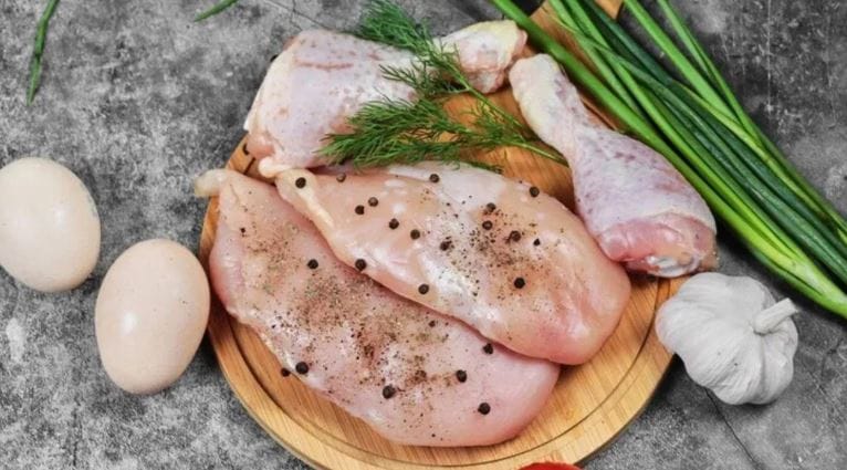 जगात सर्वाधिक चिकन कोणत्या देशात खाल्ले जाते, असे नेहमी विचारले जाते. अनेकांना वाटते की मुस्लीम राष्ट्रांमध्ये चिकन सर्वाधिक खाल्ले जात असावे. पाकिस्तान, सौदी अरेबिया, अफगाणिस्तान यासारख्या मुस्लीम देशांत चिकन सर्वाधिक खाल्ले जात असावे, असा समज आहे.