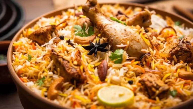 परंतु सत्य मात्र दुसरेच आहे. जगात चीनमध्ये सर्वाधिक चिकन खाल्ले जाते. worldpopulationreview च्या 2022 सालच्या रिपोर्टनुसार जगात सर्वाधिक चिकन खाणाऱ्या देशामध्ये चीनचे नाव सर्वोच्च क्रमांकावर आहे.