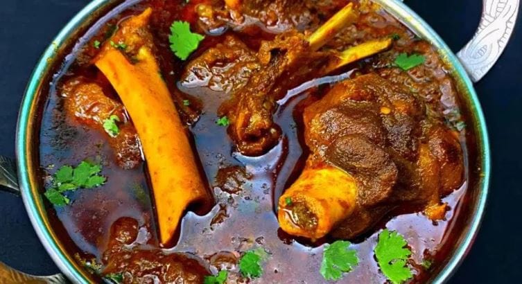 चिकन थायमध्ये कॅट्स जास्त तर प्रोटीन कमी असतात. 100 ग्रॅम चिकन थायमध्ये 24 ते 26 ग्रॅम प्रोटीन असते. तुम्हाला जाड व्हायचे असेल तर चिकन लेग खाणे चांगले असते. चिकनच्या तुलनेत मटणामध्ये प्रोटीन आणि मिनरल्स जास्त प्रमाणात असतात.