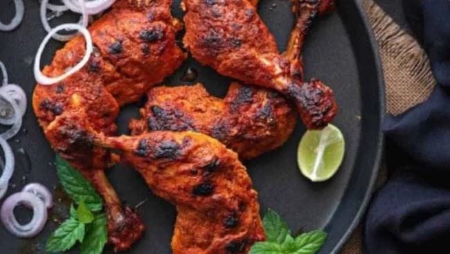 चीननंतर सर्वाधिक चिकन खाणारा देश हा अमेरिका आहे. पाकिस्तानात प्रत्येक व्यक्ती वर्षभरात साधारण 9 किलो चिकन खाते. चीनमध्ये प्रत्येक व्यक्ती साधारणपणे 17 किलो चिकन खाते.