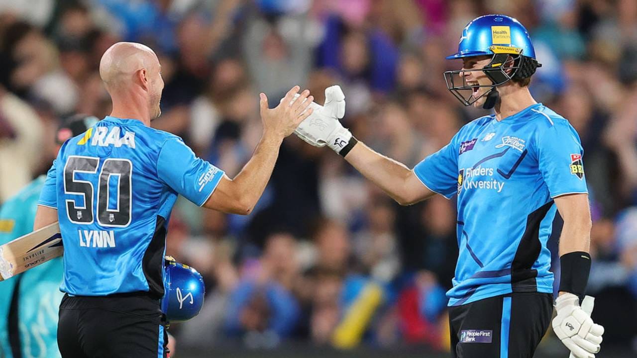 स्फोटक फलंदाज ख्रिस लिनने बिग बॅश लीगमध्ये नवा इतिहास रचला आहे. या स्पर्धेत एडलेड स्ट्रायकर्सकडून खेळताना लिनने आतापर्यंत एकूण 111 धावा केल्या आहेत. (Photo- Adelaide Strikers Twitter)