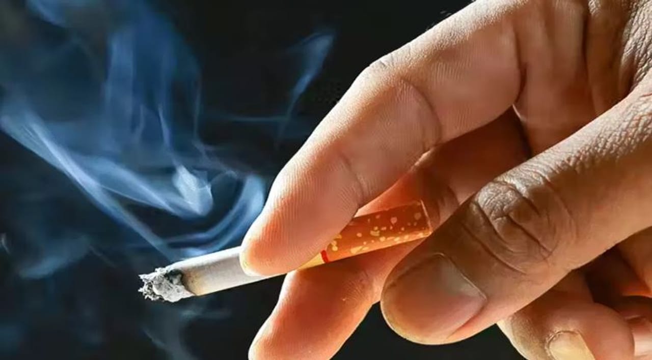 नव्या वर्षाच्या सुरुवातीलाच तबांखूजन्य उत्पादन क्षेत्रातील लोकांना तसेच गुंतवणूकदार आणि ग्राहकांना मोठा झटका बसला आहे. कारण तंबाखूशी निगडित असलेल्या उत्पादनांवर सरकारने एक्साईज ड्युटी वाढवण्याचा निर्णय घेतला होता.